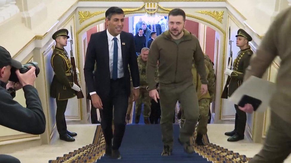 Ο Ρίσι Σουνάκ και ο Βολοντίμιρ Ζελέσνκι ανεβαίνουν τις εσωτερικές σκάλες του προεδρικού μεγάρου της Ουκρανίας στο Κίεβο