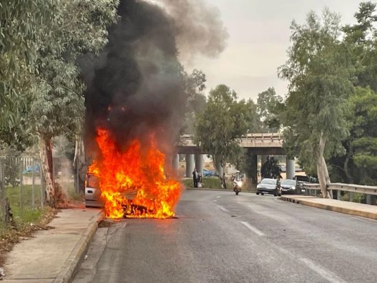 Συγγρού: Αυτοκίνητο τυλίχθηκε στις φλόγες