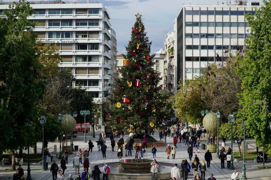 Ανοιχτά τα καταστήματα σήμερα Κυριακή – Ξεκινά το εορταστικό ωράριο