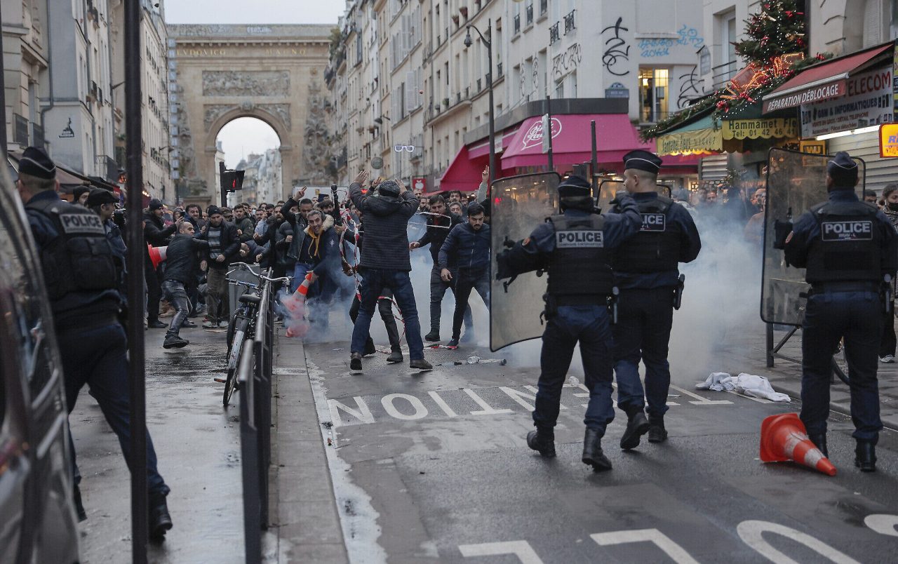 Επεισόδια μεταξύ Κούρδων και Αστυνομικών στο Παρίσι μετά τη δολοφονία 3 Κούρδων.