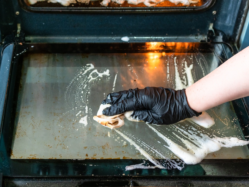 Ο ευκολότερος τρόπος για να καθαρίσετε ακόμα και την πιο βρώμικη γυάλινη πόρτα του φούρνου