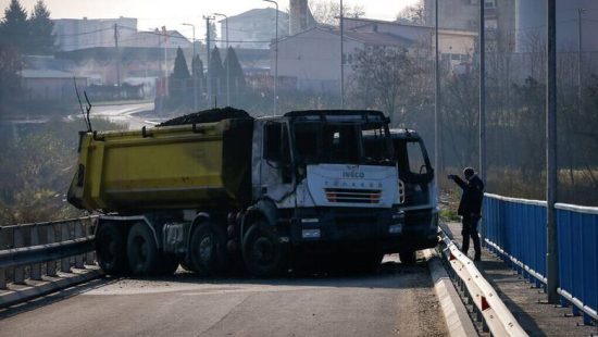 Κόσοβο: Αποσύρθηκαν τα οδοφράγματα και άνοιξαν οι συνοριακές διαβάσεις προς την κεντρική Σερβία