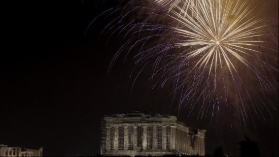 Με φαντασμαγορικά πυροτεχνήματα υποδέχθηκε το 2023 η Αθήνα