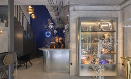 Tom Dixon Thessaloniki: Ένα βιωματικό showroom που λατρεύει τον καφέ