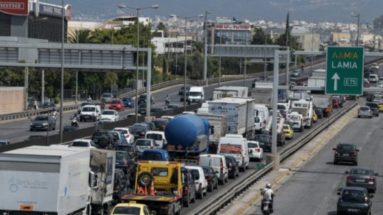 Φωτιά σε φορτηγό κοντά στη Μαλακάσα – Προβλήματα στην κυκλοφορία