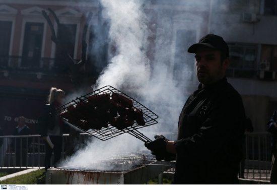 Τσικνοπέμπτη στην Αθήνα με γλέντι και παραδοσιακά έθιμα