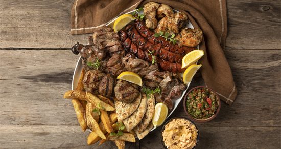 Τσικνοπέμπτη με mix grill από τον Άκη Πετρετζίκη