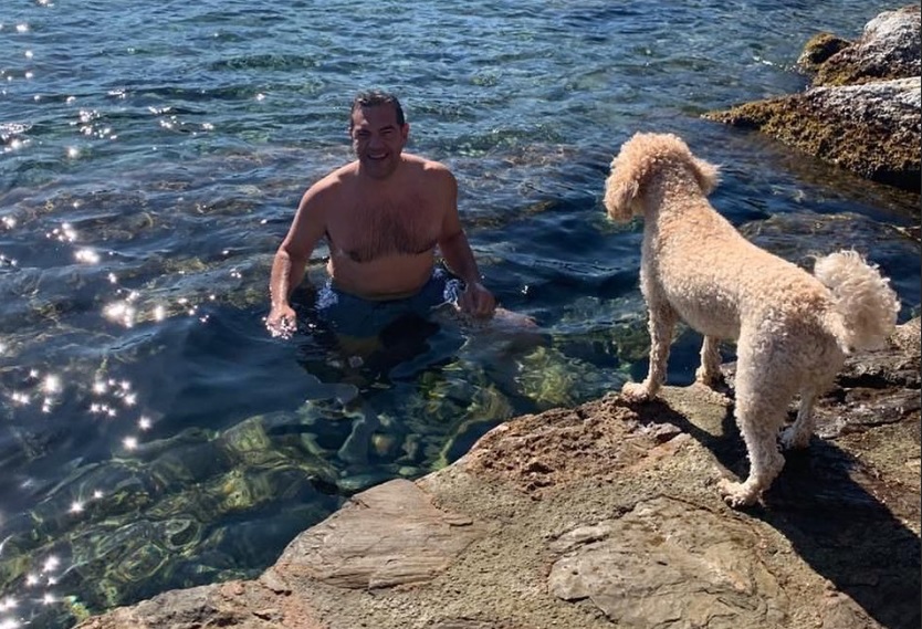 Ο Αλέξης Τσίπρας κάνει ποζάρει με μαγιό μέσα από τη θάλασσα μπροστά από την σκυλίτσα του Κάρμεν