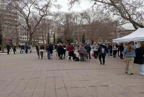 Σύγκρουση τρένων στα Τέμπη: Ουρές για την έκτακτη αιμοδοσία στην κεντρική πλατεία Λάρισας