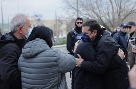 Τραγωδία στα Τέμπη: Με συγγενείς θυμάτων στη Λάρισα ο Τσίπρας – Έδωσε αίμα για τους τραυματίες