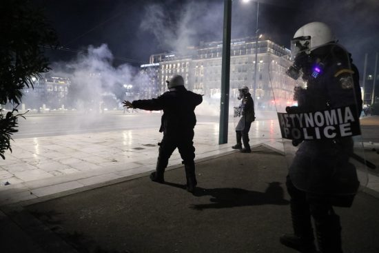 Επεισόδια έξω από τη Βουλή μετά τη σιωπηρή διαμαρτυρία – Φωτιά σε περιπολικό, 2 τραυματίες