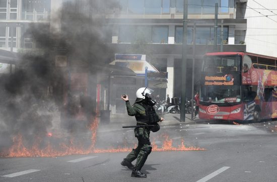 Επεισόδια με μολότοφ στην πλατεία Συντάγματος στην πορεία για τα Τέμπη