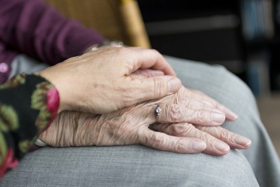 Υγεία και Ψυχολογία: Οι ηλικιωμένοι με συχνές κοινωνικές επαφές ζουν περισσότερο