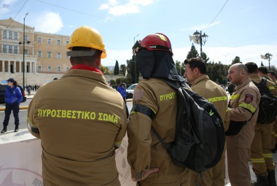 Συγκέντρωση διαμαρτυρίας εποχικών πυροσβεστών στο Σύνταγμα