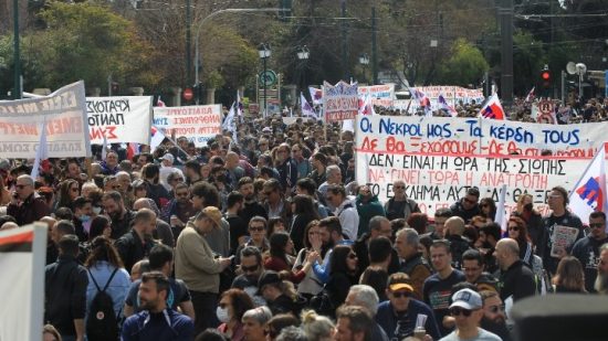 Τέμπη: Φοιτητές ξαναγράφουν τα ονόματα των 57 θυμάτων μπροστά στον Άγνωστο Στρατιώτη