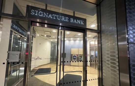 Signature Bank: Γιατί οι αρχές των ΗΠΑ πραγματοποιούσαν έρευνα στην τράπεζα πριν αυτή καταρρεύσει