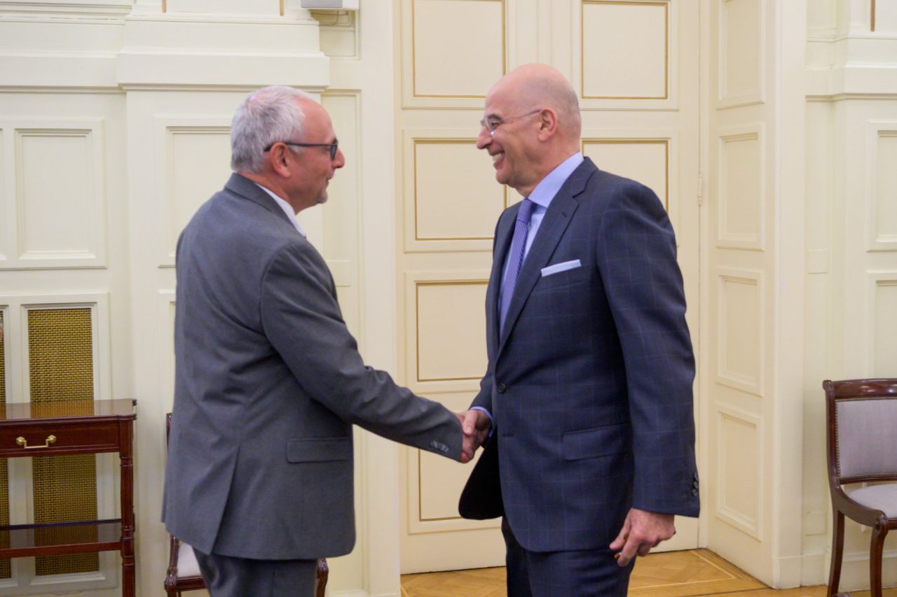 Με τον πρεσβευτή του Ισραήλ στην Ελλάδα, Νόαμ Κατς, ο υπουργός Εξωτερικών Νίκος Δένδιας.