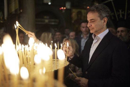 Στην Παναγία της Τήνου παρακολούθησε την Ακολουθία του Επιταφίου ο Κυριάκος Μητσοτάκης – Στην Κέρκυρα ο Αλέξης Τσίπρας