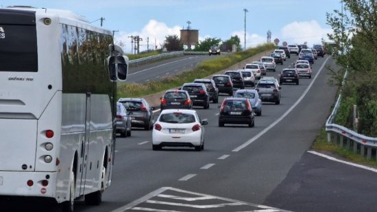 Με δυσκολία η επιστροφή των εκδρομέων του Πάσχα: Ουρές στις Εθνική Οδό Αθηνών-Κορίνθου