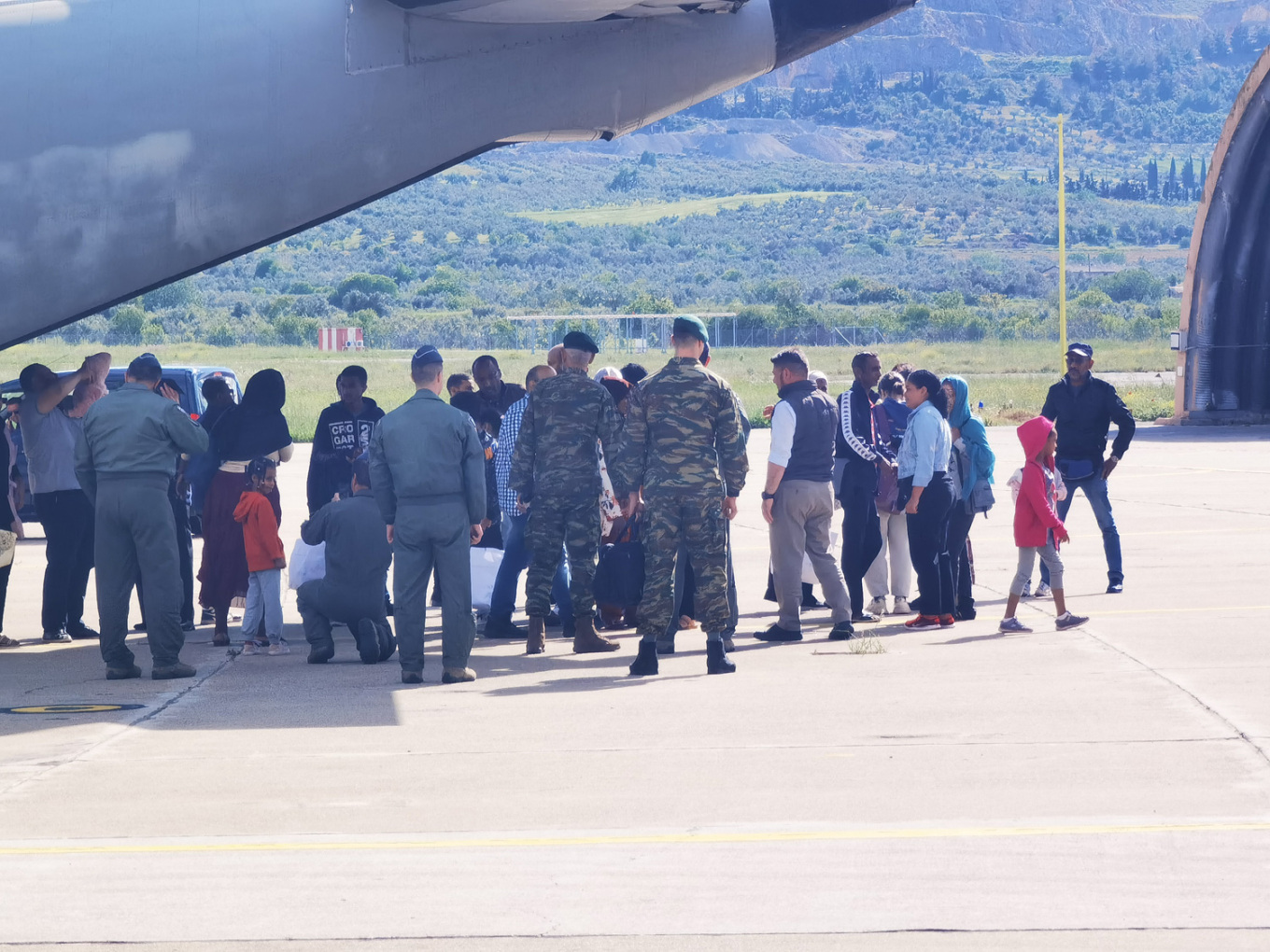 Σουδάν: Επέστρεψαν στην Ελλάδα άλλοι 16 Έλληνες – Έφτασε στην Τανάγρα η πτήση τους