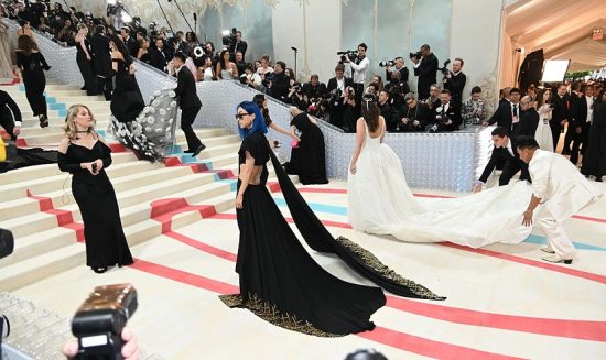 Met Gala: Μια… κατσαρίδα παρελαύνει στο κόκκινο χαλί και γίνεται viral (video)