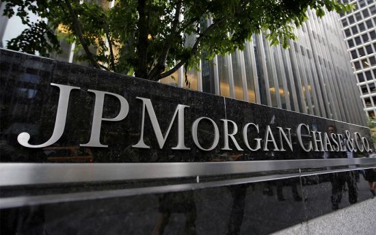 JPMorgan: Παραμένει «αγοραστής» στα ελληνικά ομόλογα – Οι εκτιμήσεις για την ελληνική οικονομία