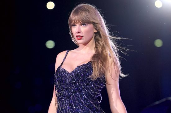 Taylor Swift: Eνέκρινε την παρωδία τραγουδιού της από τους Ράιαν Γκόσλινγκ και Έμιλι Μπλαντ