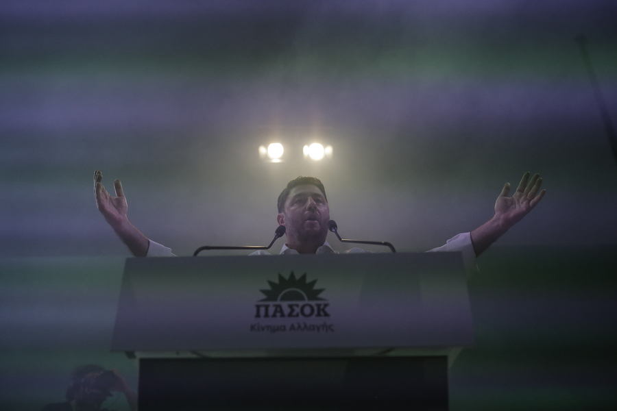 Ο πρόεδρος του ΠΑΣΟΚ - Κινήματος Αλλαγής Νίκος Ανδρουλάκης μιλάει στην κεντρική προεκλογική συγκέντρωση του κόμματος, στην πλατεία Αγίων Ασωμάτων, Αθήνα, Τετάρτη 21 Ιουνίου 2023, ενόψει των βουλευτικών εκλογών της 25ης Ιουνίου.