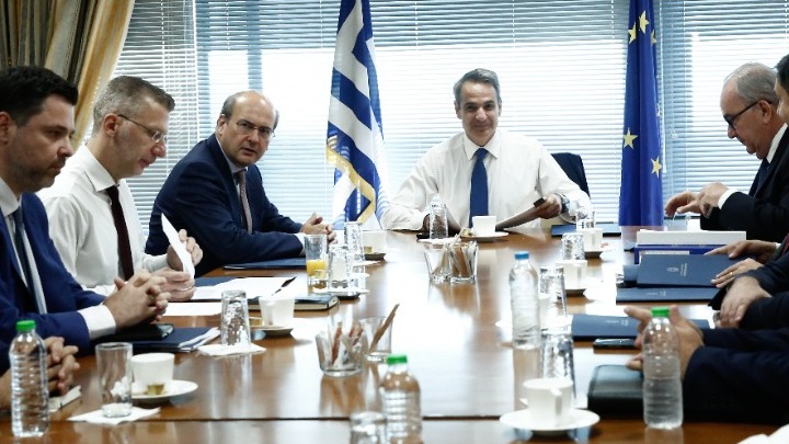 Ο Κυριάκος Μητσοτάκης σε σύσκεψη στο υπουργείο Οικονομικών