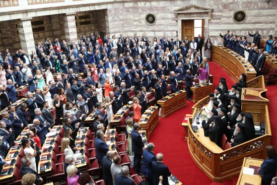 Βουλή: Υπερψηφίστηκε από ΝΔ και ΠΑΣΟΚ η κύρωση του Φορολογικού Κώδικα εμμέσων φόρων