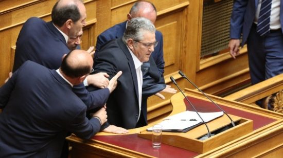 Διακόπηκαν για λίγα λεπτά οι προγραμματικές δηλώσεις στη Βουλή λόγω αδιαθεσίας Κουτσούμπα