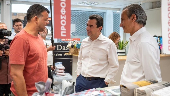Ο Υπουργός Ανάπτυξης και Επενδύσεων, Κώστας Σκρέκας, κατά την περιοδεία του στα καταστήματα στο κέντρο της Αθήνας