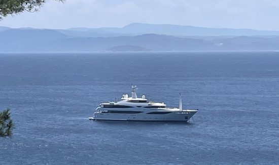 Στη Σκιάθο το mega yacht αξίας 25 εκατ. δολ. της οικογένειας Κουμάνταρου