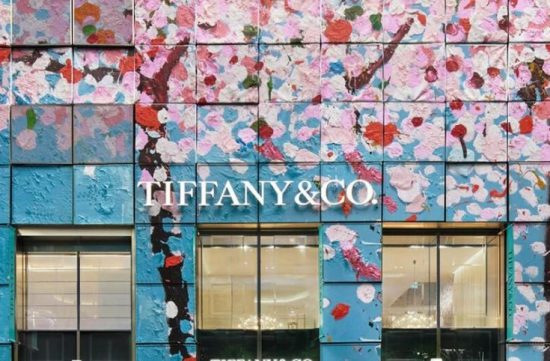 Tiffany: «Άνθισε» η πρόσοψη της μπουτίκ στο Τόκιο