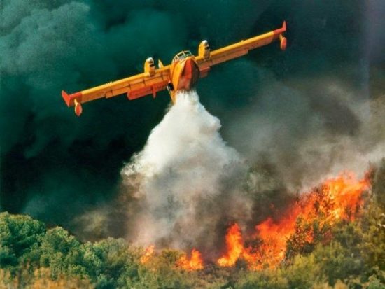 Πυρκαγιά στο Κερατσίνι – Επιχειρούν και εναέρια μέσα