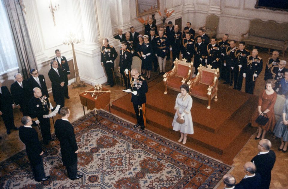 Η τελετή παράδοσης των βασιλικών εμβλημάτων του Όθωνα στον βασιλιά Παύλο το 1959