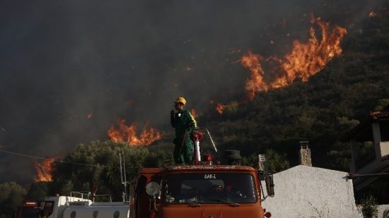 Πυρκαγιές: Ολονύκτια μάχη σε Σαρωνίδα, Λουτράκι και Δερβενοχώρια – Δύσκολη μέρα και η Τρίτη