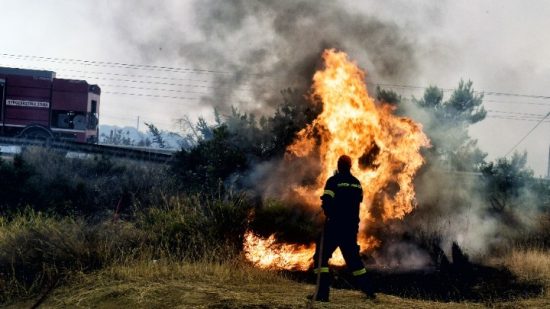 Πυρκαγιά στο Λουτράκι: Μήνυμα μέσω 112 για εκκένωση του οικισμού Γλυκιά Ζωή