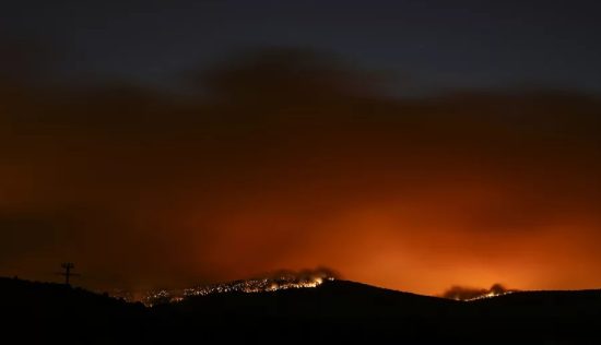 Πυρκαγιές: Νέα δύσκολη νύχτα σε Λουτράκι και Μάνδρα