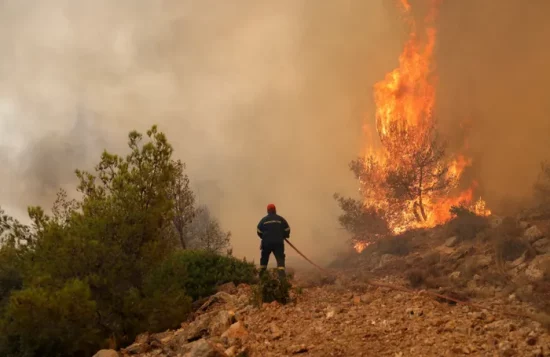 Καλύτερη εικόνα παρουσιάζει η φωτιά στη Ρόδο – Ισχυρές επίγειες και εναέριες δυνάμεις επιχειρούν στη Δυτ. Αττική