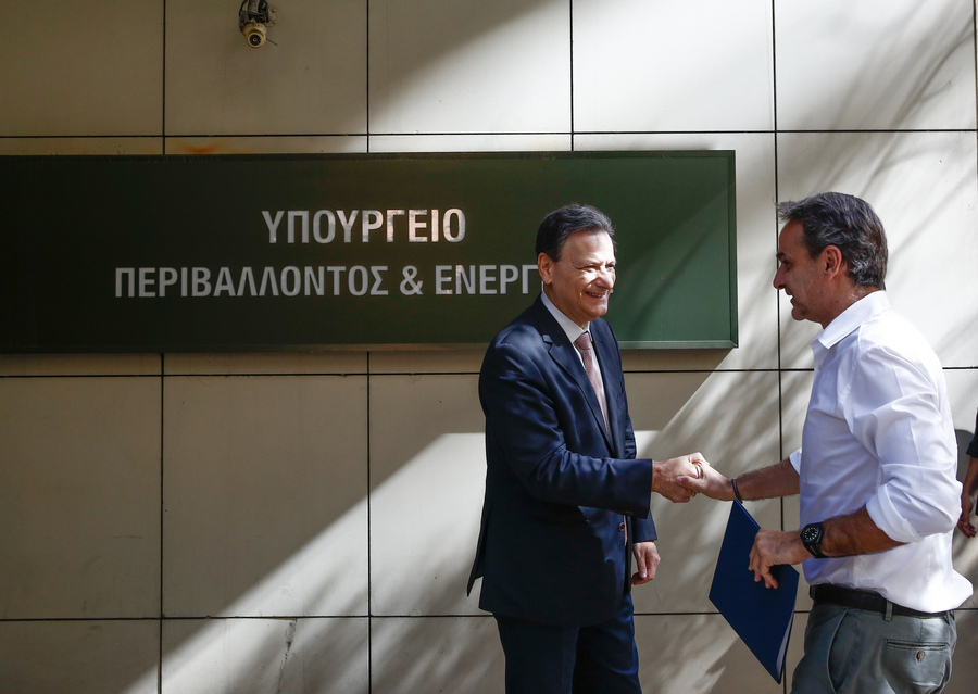 Ο υπουργός Περιβάλλοντος και Ενέργειας Θεόδωρος Σκυλακάκης υποδέχεται τον πρωθυπουργό Κυριάκο Μητσοτάκη κατά την διάρκεια της επίσκεψής του στο υπουργείο