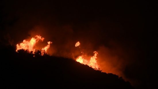 Πυρκαγιές: Ακόμα μια νύχτα μάχης με τις αναζωπυρώσεις σε Ρόδο, Κάρυστο και Κέρκυρα