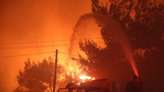 Πυρκαγιές: Νέα νύχτα μάχης για την Πυροσβεστική σε Φθιώτιδα και Μαγνησία – Δύο νεκροί από τις φωτιές – Η κατάσταση στα άλλα μέτωπα