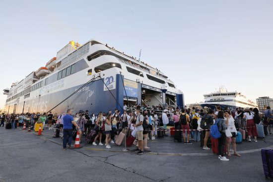 Αυξημένη η κίνηση στα λιμάνια Πειραιά, Ραφήνας και Λαυρίου σήμερα