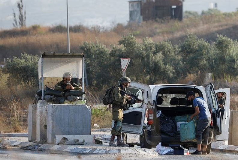 Ισραηλινοί στρατιώτες ελέγχουν αυτοκίνητο