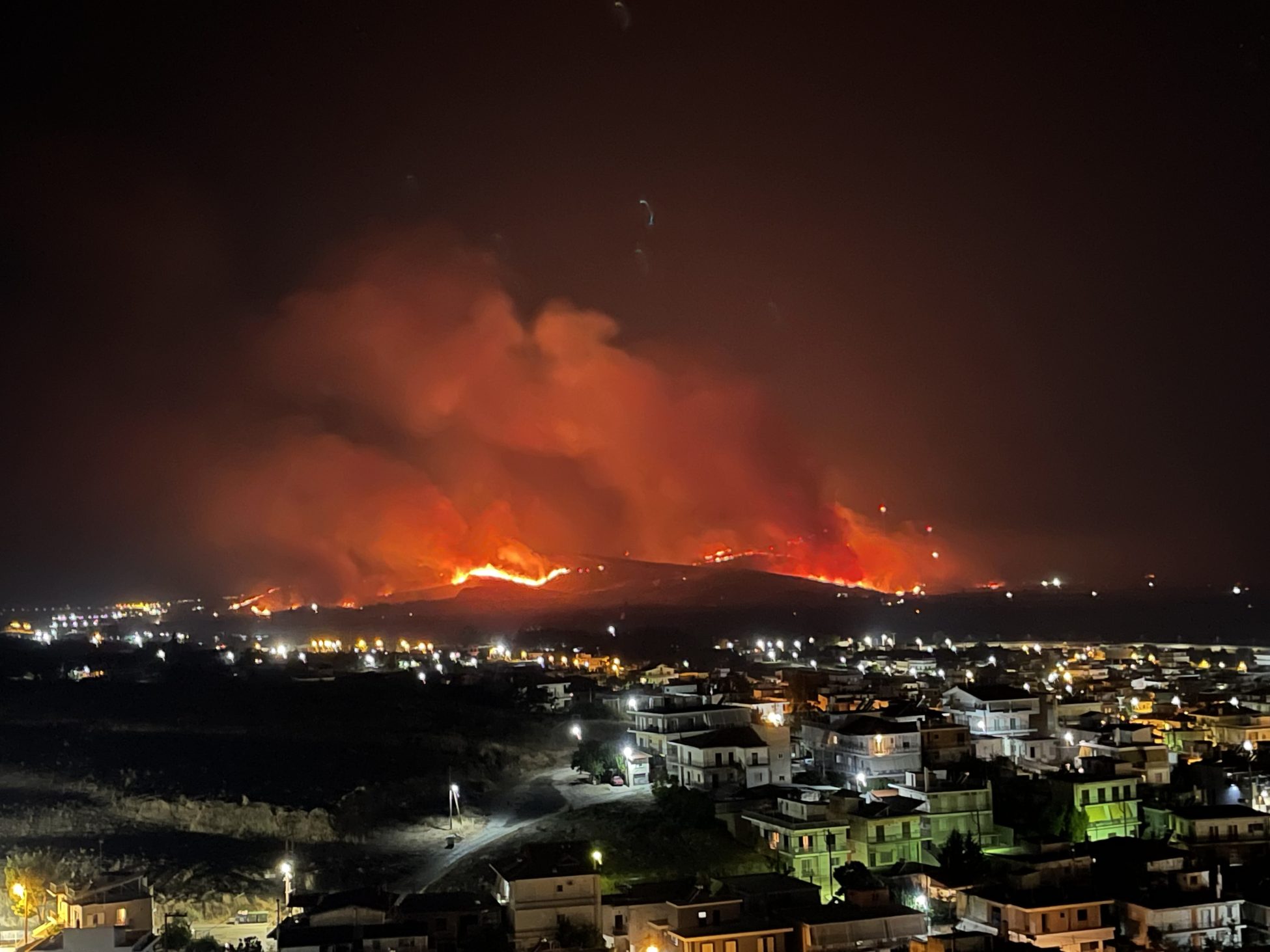 Σε πύρινο κλοιό η Ελλάδα: Προς Πάρνηθα η φωτιά στη Φυλή – Η εικόνα σε Αλεξανδρούπολη, Ασπρόπυργο, Βοιωτία (συνεχής ενημέρωση)