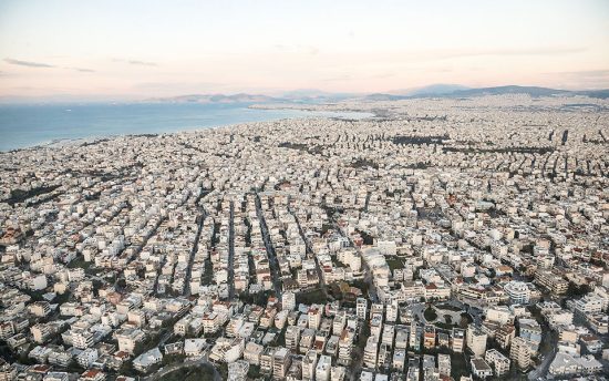 Μισθούς άνω των 10 χρόνων απαιτεί η αγορά σπιτιού στην Αθήνα