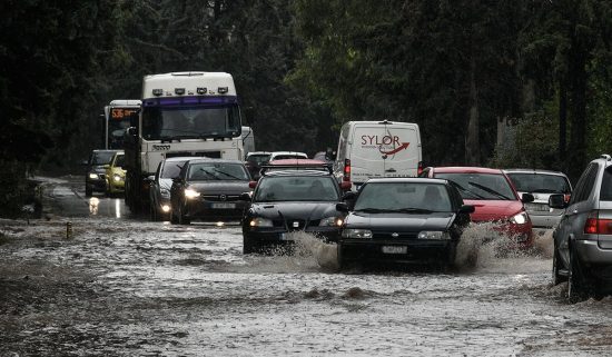 Κακοκαιρία «Daniel»: Διακοπή κυκλοφορίας στην οδό Πειραιώς και στη λεωφόρο Ποσειδώνος