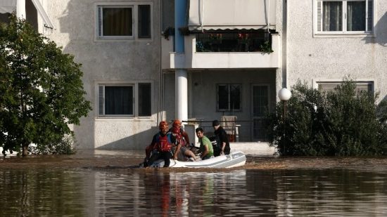 Κακοκαιρία Daniel: Ενισχύονται τα φράγματα στις όχθες του Πηνειού – Μεγάλες επιχειρήσεις απεγκλωβισμού