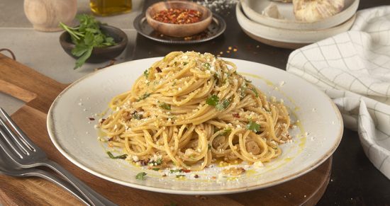 Σπαγγέτι aglio e olio από τον Άκη Πετρετζίκη